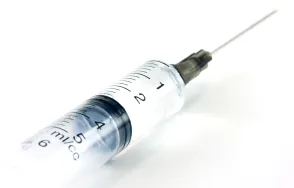 Evropská komise schválila adalimumab k léčbě hidradenitis suppurativa